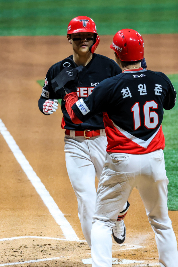 ‘야구 천재’ <b>김도영</b>, 최연소·최소 경기 100득점 갈아치웠다