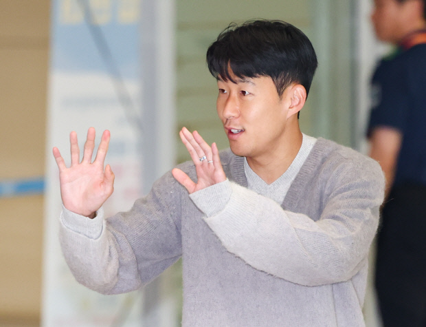 '캡틴' 손흥민 <b>귀국</b>… 홍명보호 대표팀 첫 훈련 참여