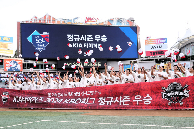 KIA타이거즈 정규 시즌 우승>젊은 감독의 ‘형님 리더십’… 두터운 선...